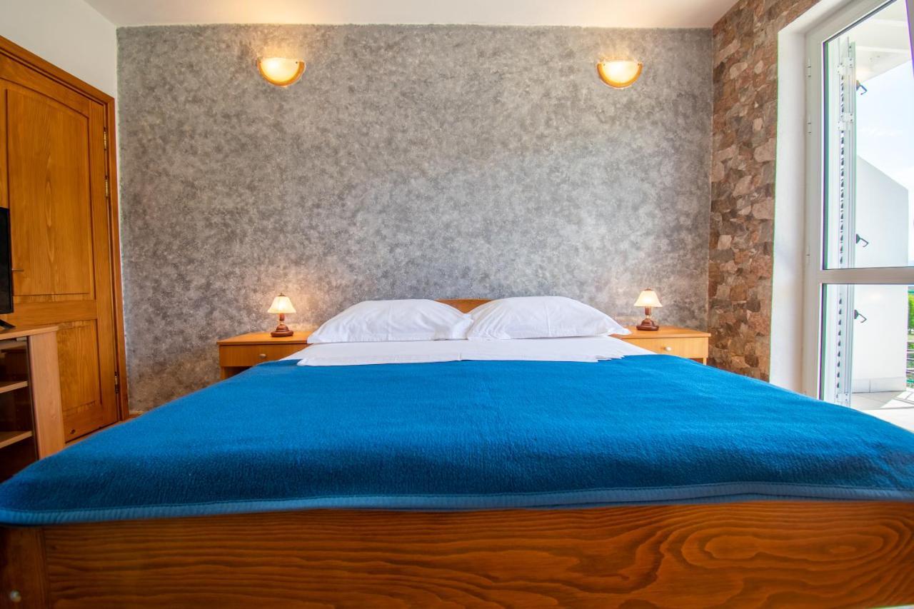 Apartmani Petracie Drvenik  Buitenkant foto